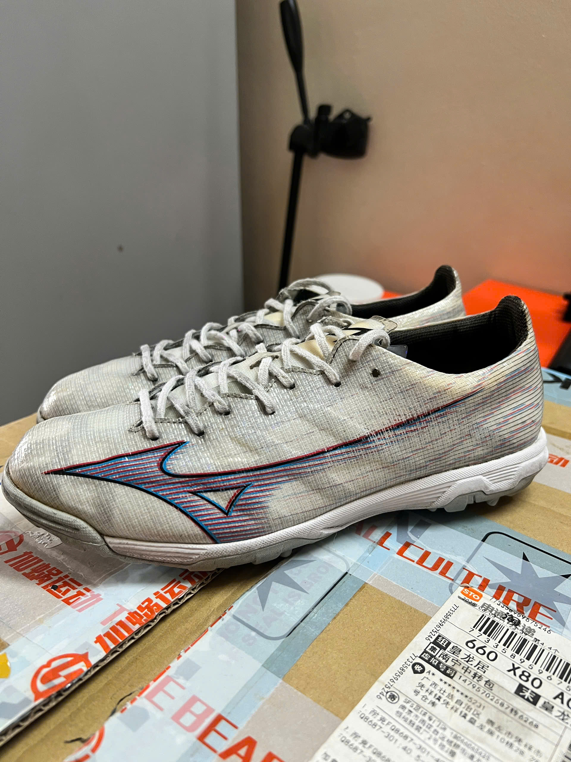 Mizuno Alpha elite trắng size 40.5