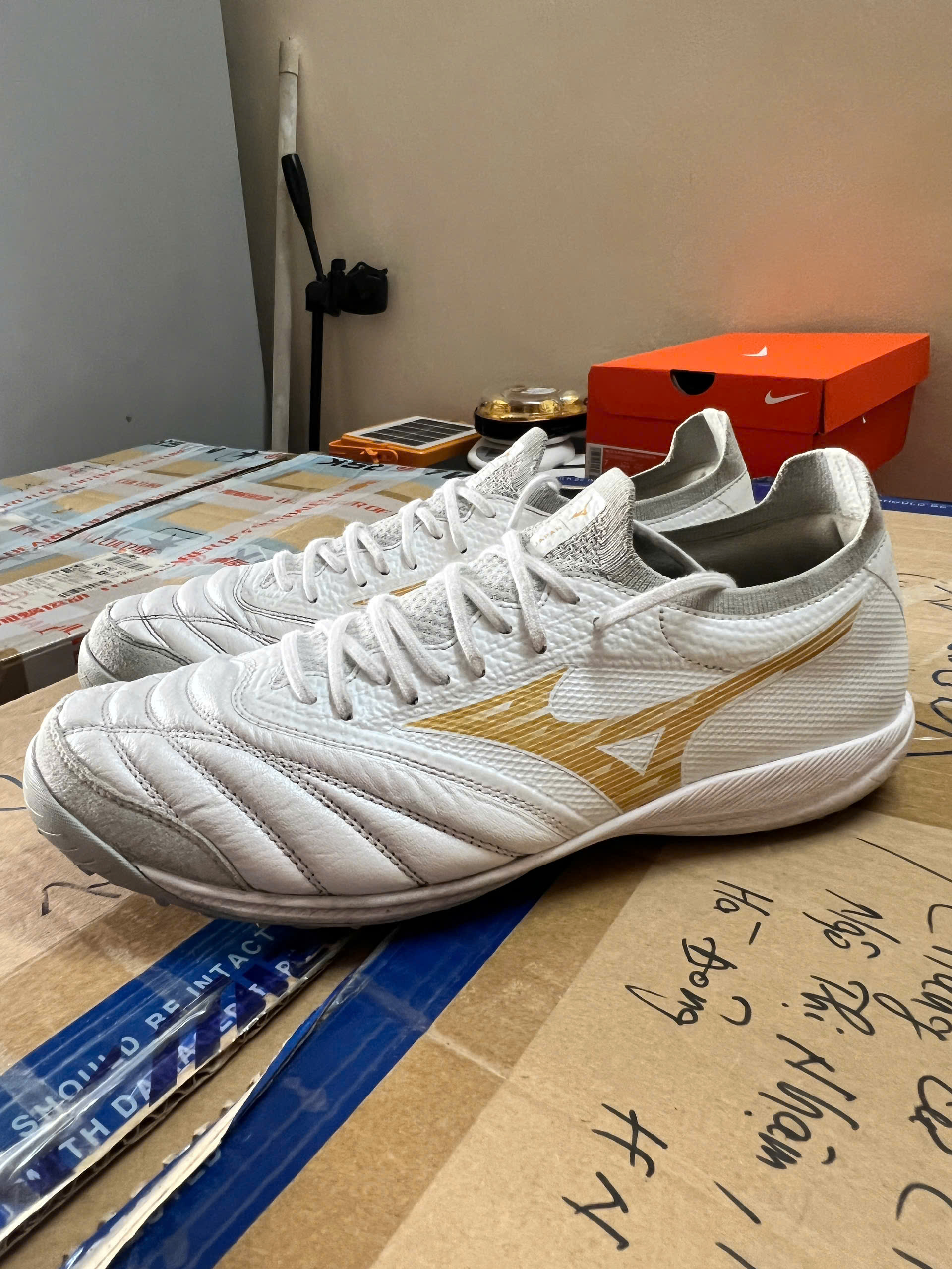 Mizuno Sala Beta Japan trắng vàng size 42 lướt đẹp Q1GB264050